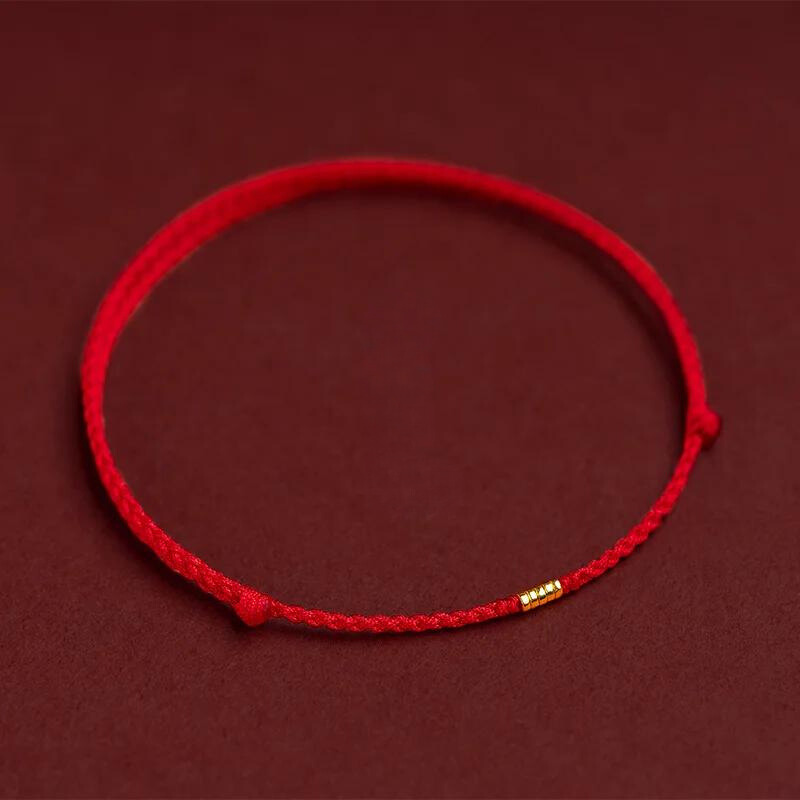 Gevlochten Kralenarmband met Beschermingsbedel – Rood Touw met Gouden Accenten – Verstelbaar Geluksarmbandje