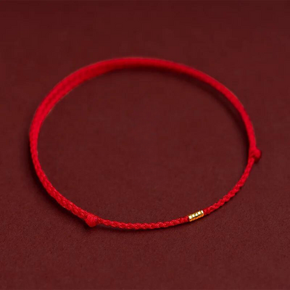 Gevlochten Kralenarmband met Beschermingsbedel – Rood Touw met Gouden Accenten – Verstelbaar Geluksarmbandje