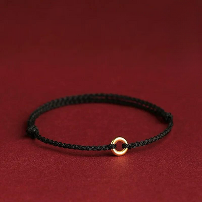 Gevlochten Kralenarmband met Beschermingsbedel – Rood Touw met Gouden Accenten – Verstelbaar Geluksarmbandje