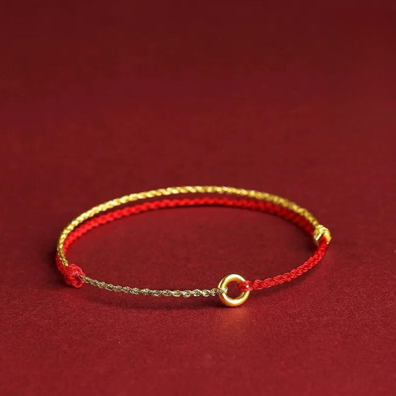 Gevlochten Kralenarmband met Beschermingsbedel – Rood Touw met Gouden Accenten – Verstelbaar Geluksarmbandje