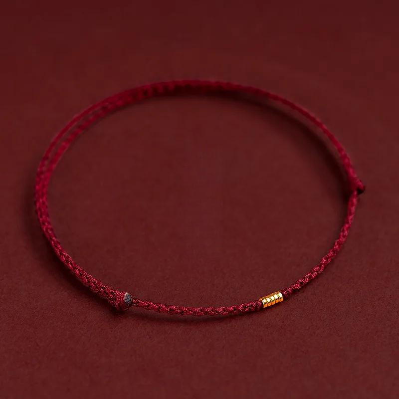 Gevlochten Kralenarmband met Beschermingsbedel – Rood Touw met Gouden Accenten – Verstelbaar Geluksarmbandje