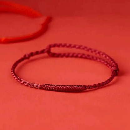 Gevlochten Kralenarmband met Beschermingsbedel – Rood Touw met Gouden Accenten – Verstelbaar Geluksarmbandje