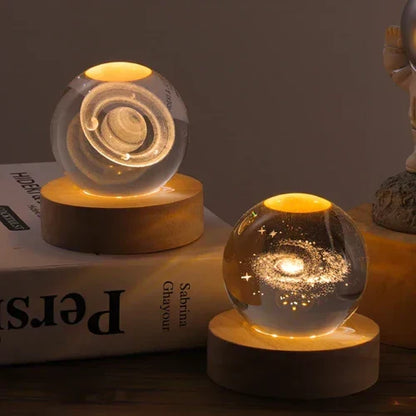 3D Gravure Verlichte Glazen Bol met Houten Voet | Cosmos Sterrenstelsel LED Nachtlampje USB Decoratieve Bol