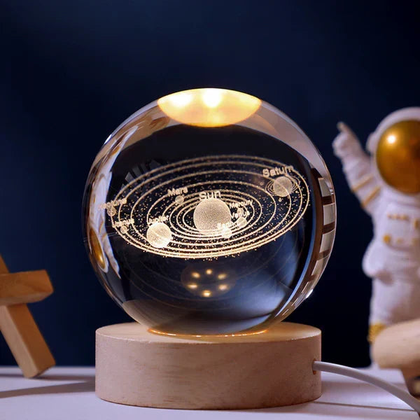 3D Gravure Verlichte Glazen Bol met Houten Voet | Cosmos Sterrenstelsel LED Nachtlampje USB Decoratieve Bol