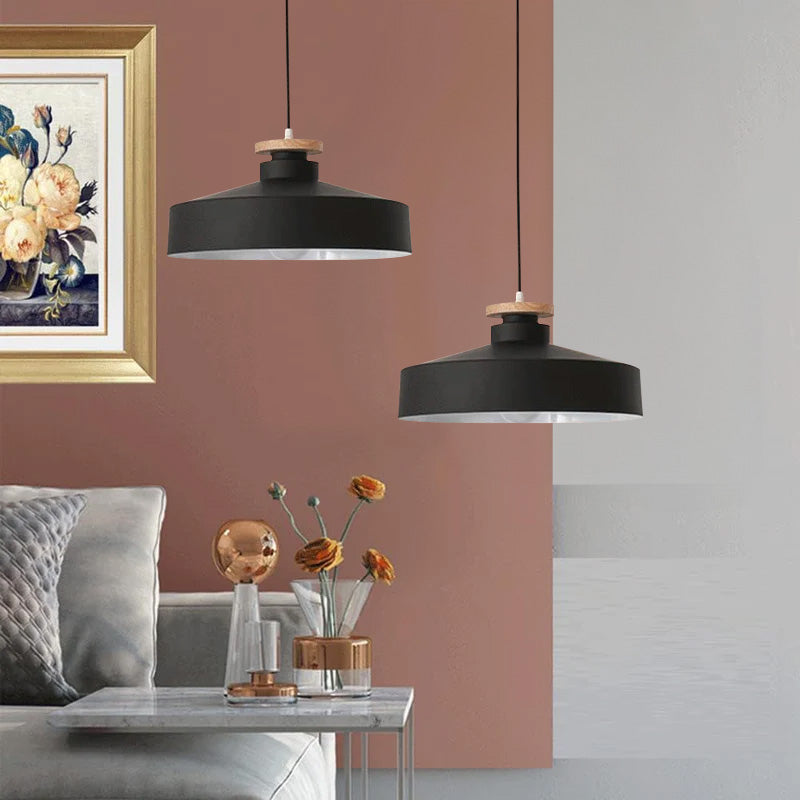 Hanglamp met Houten Kap en Aluminium Accent – Scandinavisch Design voor Eetkamer en Woonkamer