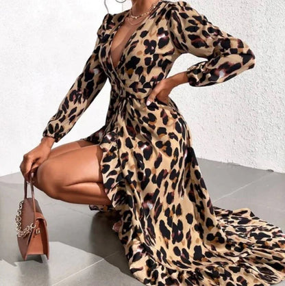 Leila | V-hals jurk met luipaardprint in de kleur Luipaard voor dames in stijl ideaal voor de lente.