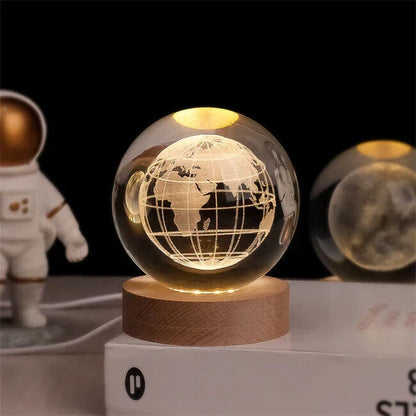 3D Gravure Verlichte Glazen Bol met Houten Voet | Cosmos Sterrenstelsel LED Nachtlampje USB Decoratieve Bol