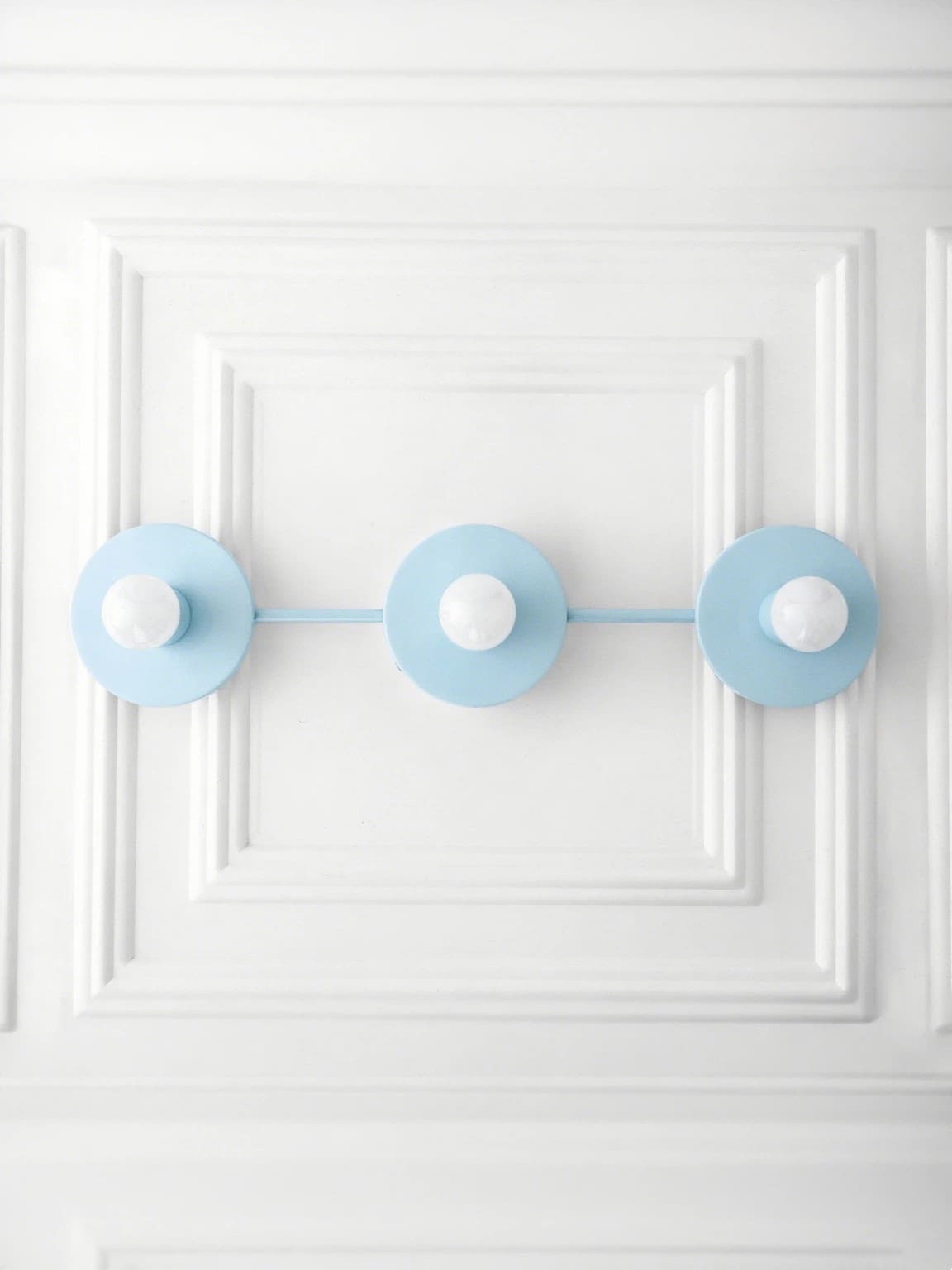 Minimalistische Badkamerlamp met Drie Lichtpunten - Verkrijgbaar in Meerdere Kleuren