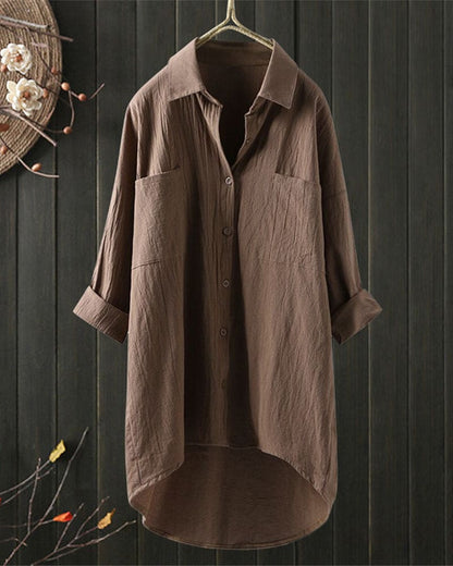 Deze blouse is een stijlvolle toevoeging aan elke outfit. Met een losvallende pasvorm en lange mouwen biedt deze blouse comfort en elegantie in één. Gemaakt van katoen en linnen, geschikt voor zowel informele als zakelijke gelegenheden.