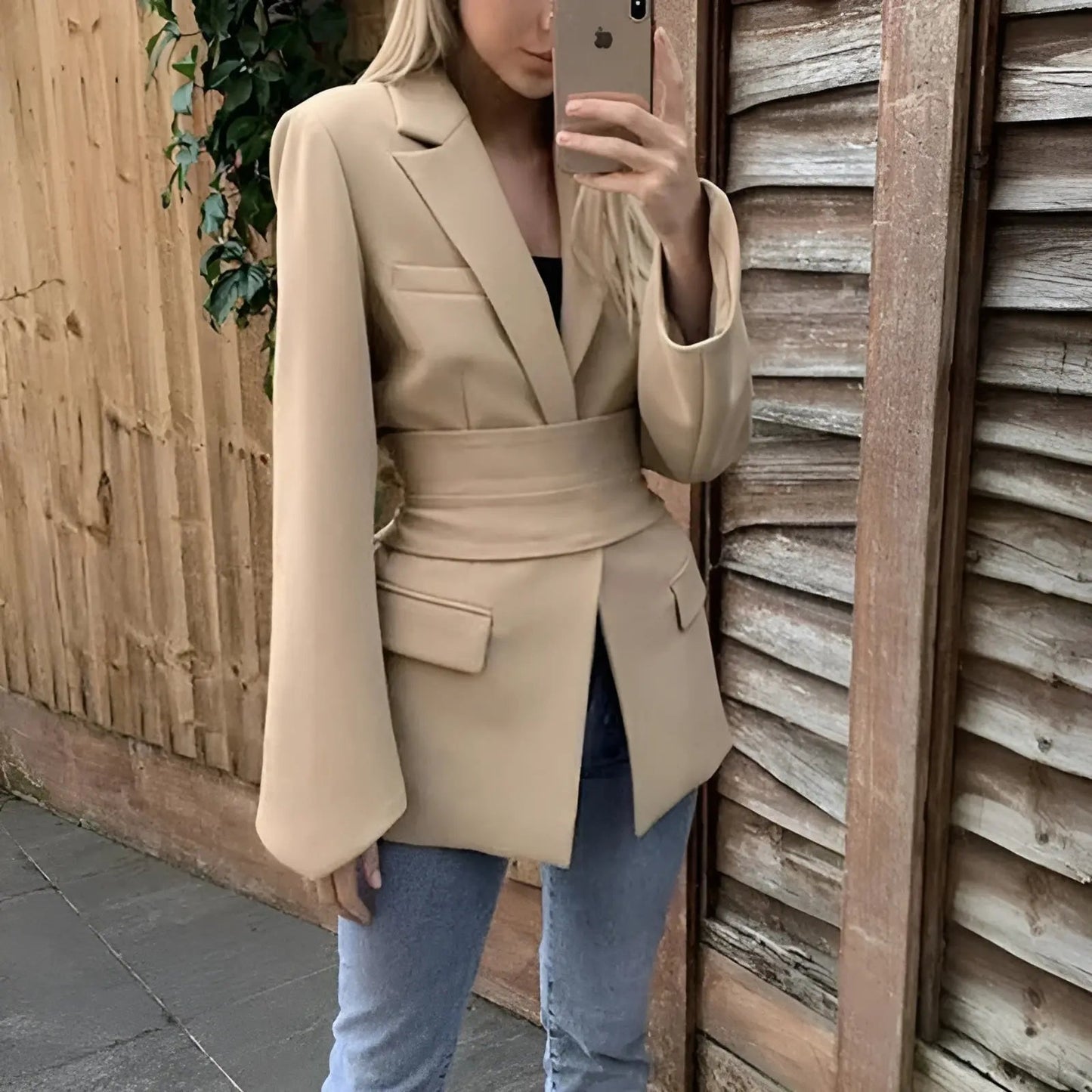 Vrouwelijke Blazer Getailleerd met Trendy Look