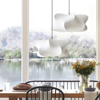 Wabi sabi zijde hanglamp met zachte gloed en Japans minimalistisch design voor serene interieurs