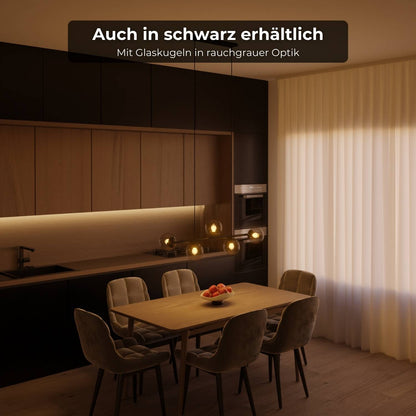 Moderne design hanglamp met 5 opaalglazen bollen boven eettafel – Eloria