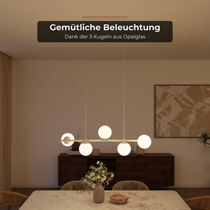 Moderne design hanglamp met 5 opaalglazen bollen boven eettafel – Eloria