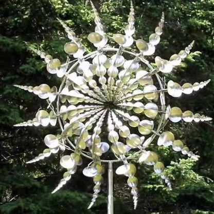 Sculpturale metalen windmolen voor tuin en terras met rustgevende draaibeweging