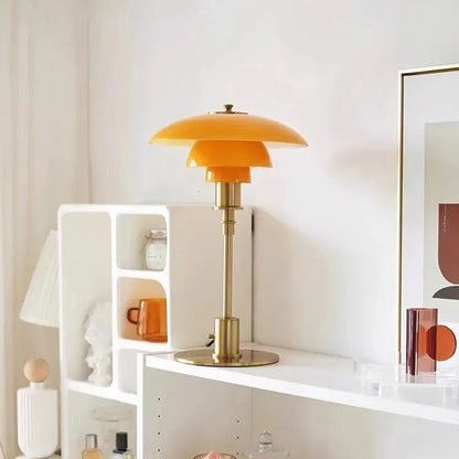 Scandinavische glazen tafellamp met warm licht en minimalistisch design