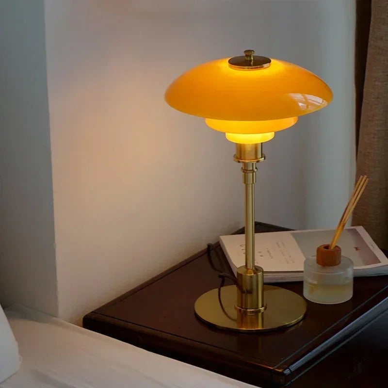 Scandinavische glazen tafellamp met warm licht en minimalistisch design