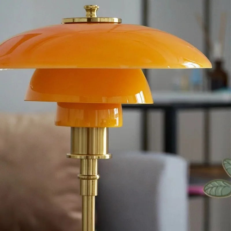 Scandinavische glazen tafellamp met warm licht en minimalistisch design