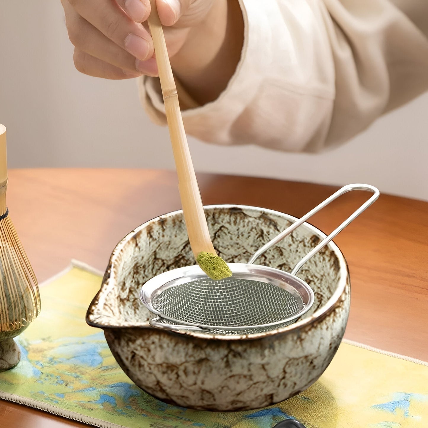 Japanse matcha theeset van keramiek met klopper, kom en accessoires voor traditionele theeceremonie