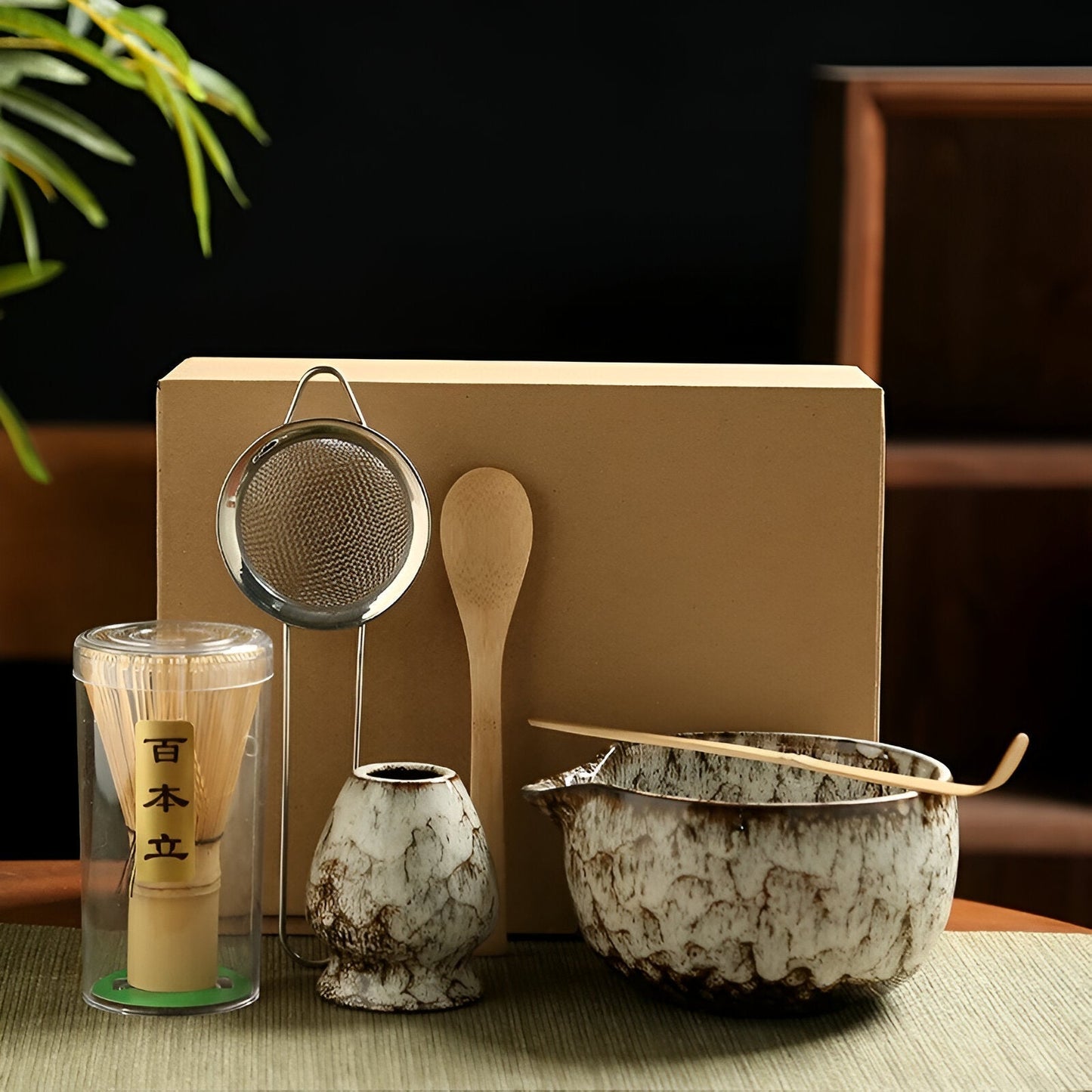 Japanse matcha theeset van keramiek met klopper, kom en accessoires voor traditionele theeceremonie