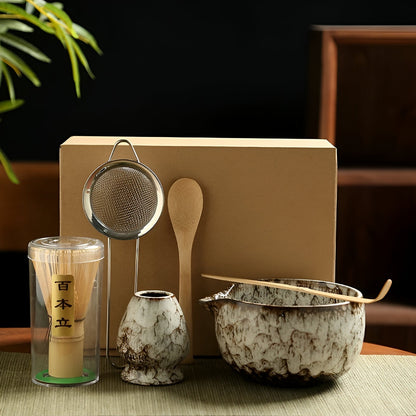 Japanse matcha theeset van keramiek met klopper, kom en accessoires voor traditionele theeceremonie