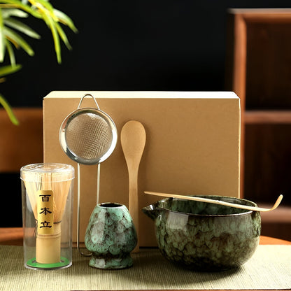 Japanse matcha theeset van keramiek met klopper, kom en accessoires voor traditionele theeceremonie