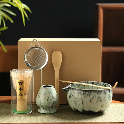 Japanse matcha theeset van keramiek met klopper, kom en accessoires voor traditionele theeceremonie