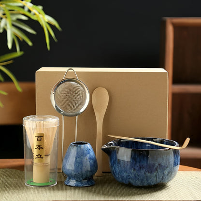 Japanse matcha theeset van keramiek met klopper, kom en accessoires voor traditionele theeceremonie