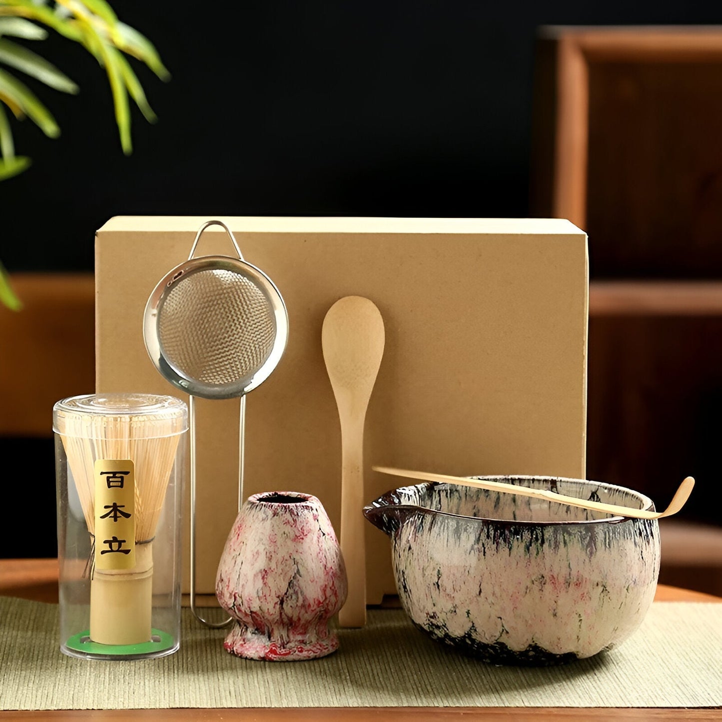 Japanse matcha theeset van keramiek met klopper, kom en accessoires voor traditionele theeceremonie