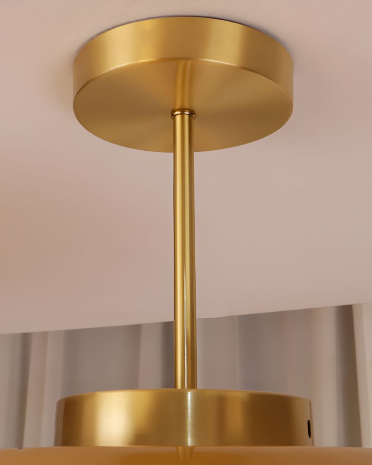 Moderne Plafondlamp Met Gouden Frame En Glazen Kap In Amber Of Wit 3000K Warm Licht