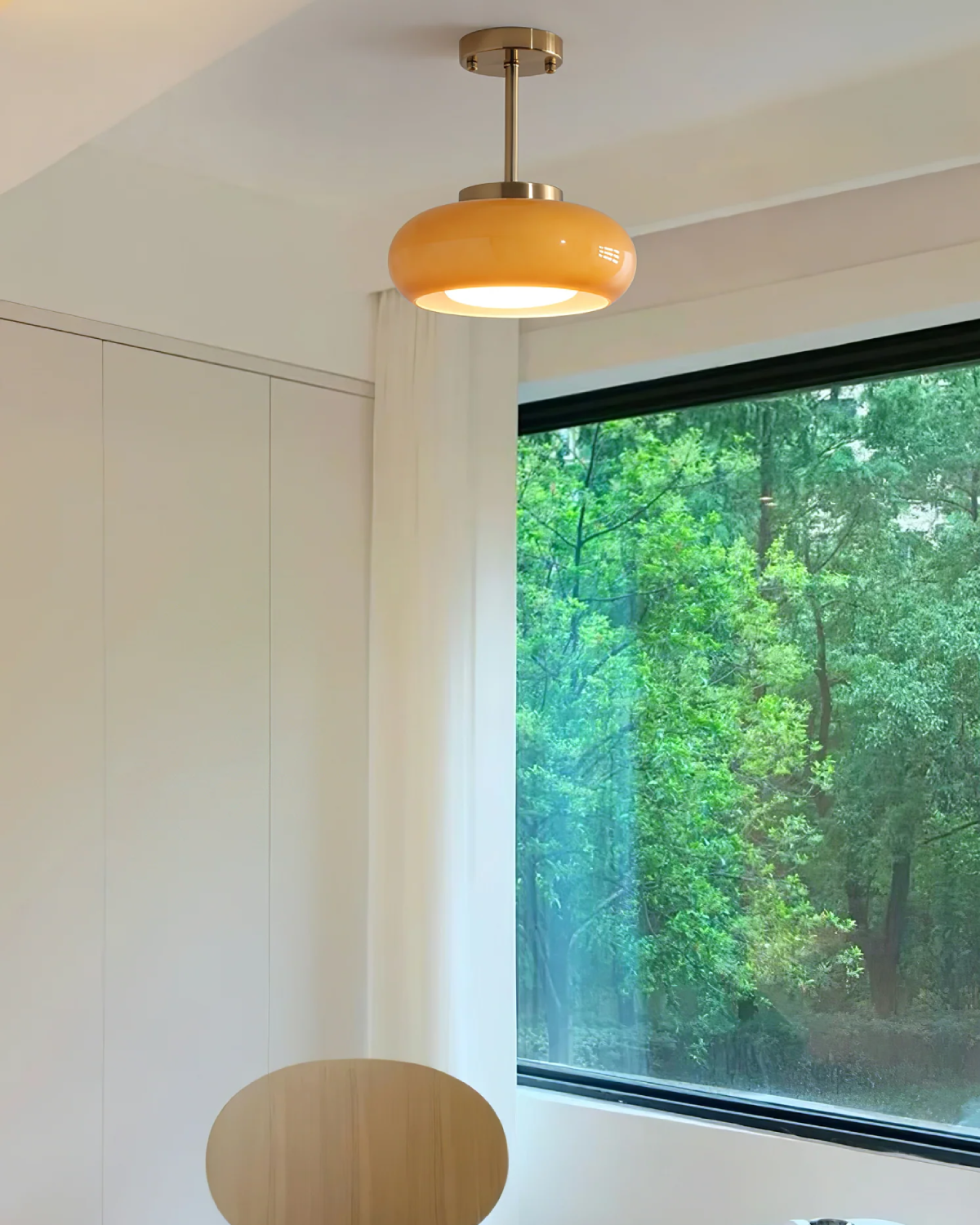 Moderne Plafondlamp Met Gouden Frame En Glazen Kap In Amber Of Wit 3000K Warm Licht
