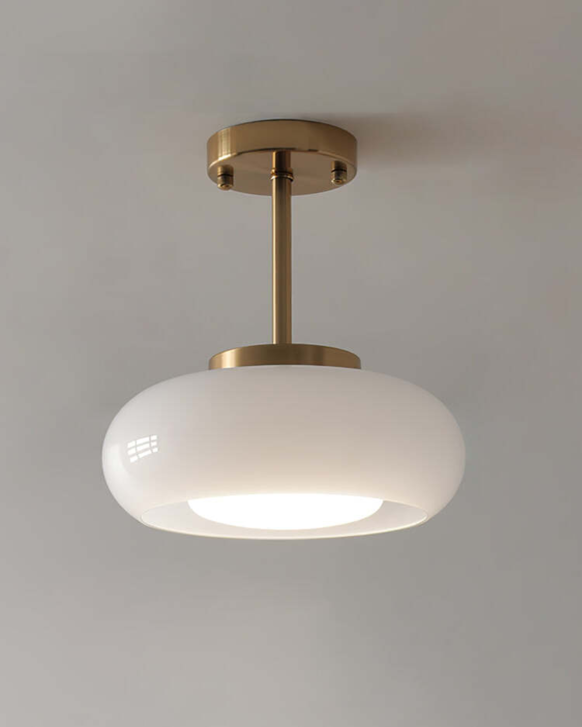 Moderne Plafondlamp Met Gouden Frame En Glazen Kap In Amber Of Wit 3000K Warm Licht