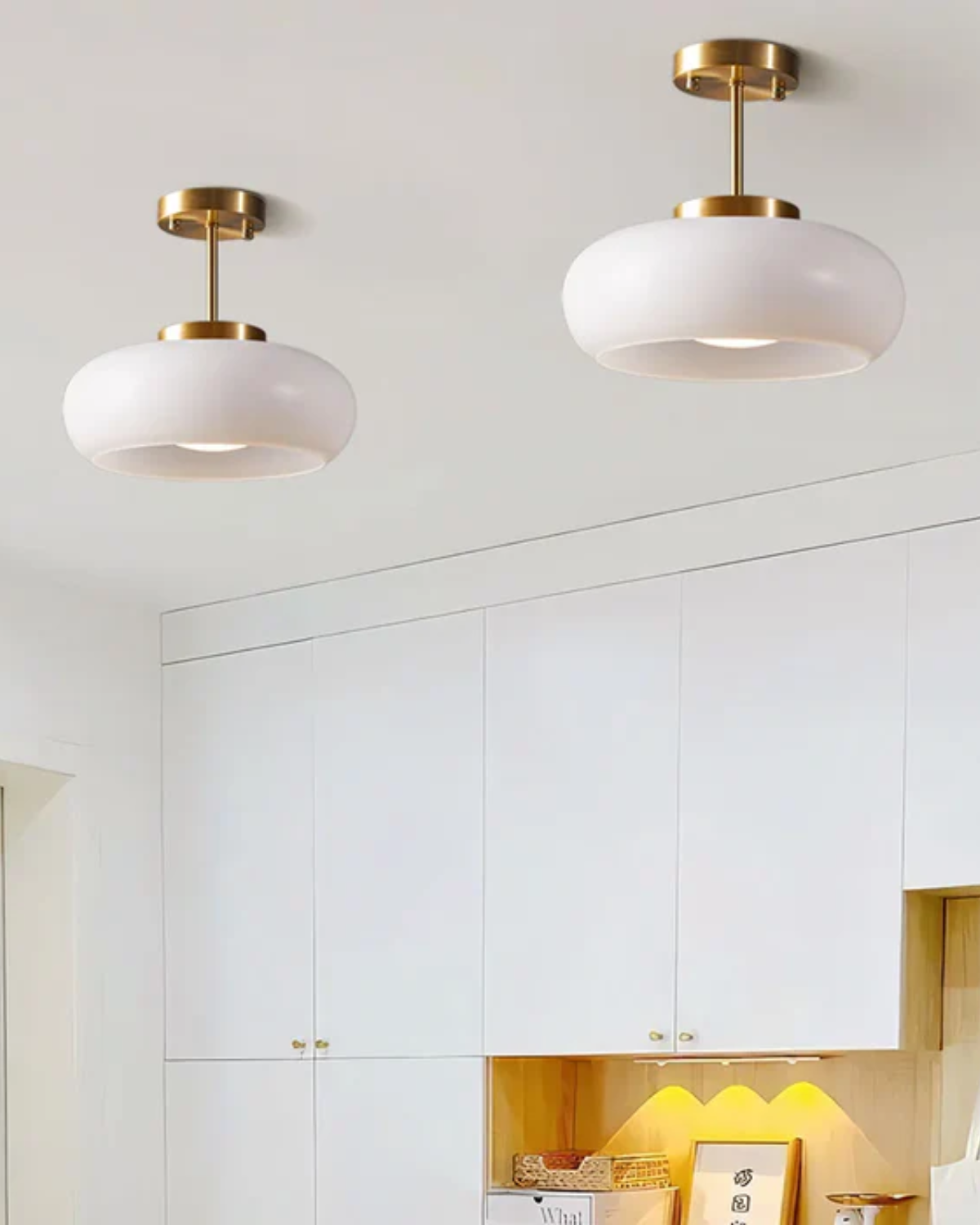 Moderne Plafondlamp Met Gouden Frame En Glazen Kap In Amber Of Wit 3000K Warm Licht