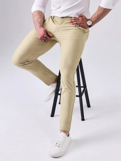 Mike | Slanke broek in de kleur Bruin voor heren in stijl geschikt voor alle seizoenen.