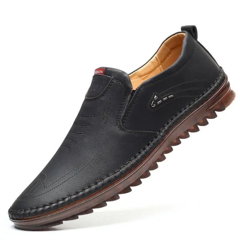Milan | Antislip leren reisschoenen voor mannen in de kleur Zwart voor heren in stijl ideaal voor de herfst.