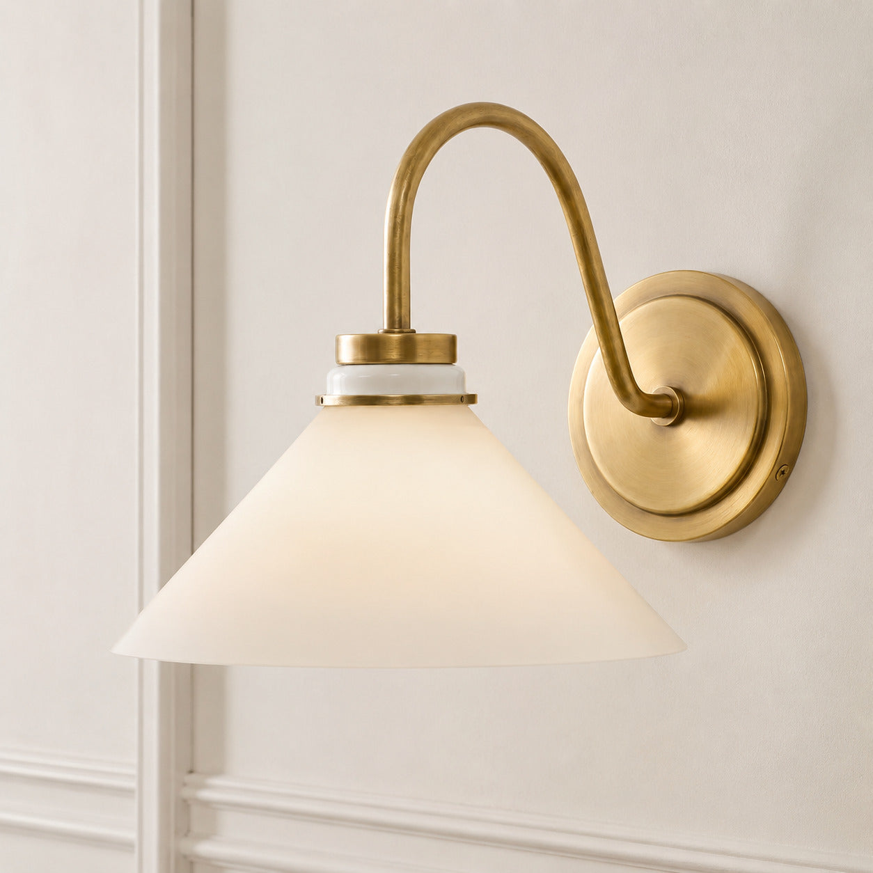 Globe Wandlamp met Gebogen Arm – Moderne Industriële Verlichting voor Badkamer, Slaapkamer en Gang