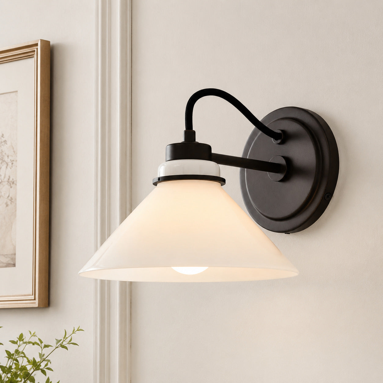 Globe Wandlamp met Gebogen Arm – Moderne Industriële Verlichting voor Badkamer, Slaapkamer en Gang