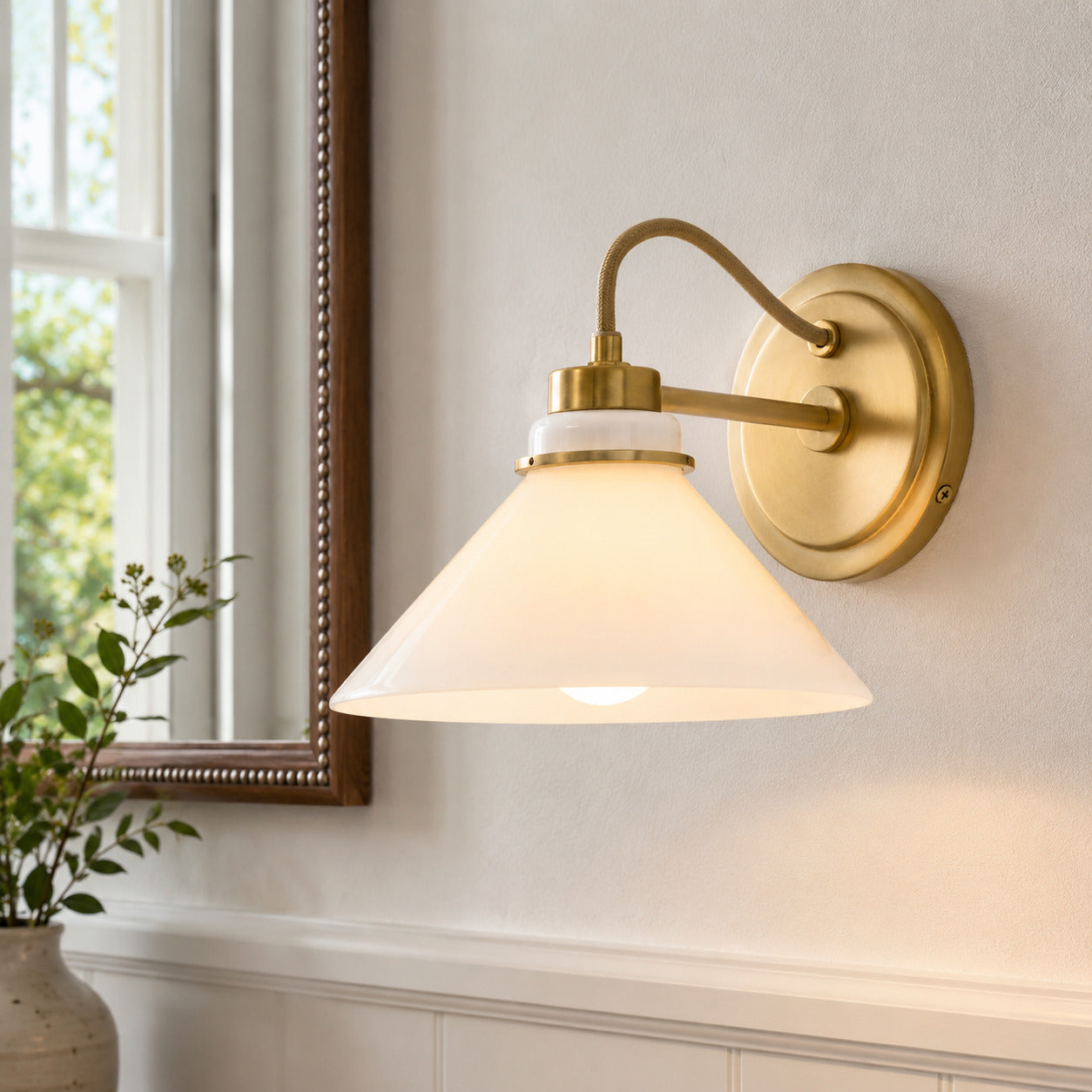 Globe Wandlamp met Gebogen Arm – Moderne Industriële Verlichting voor Badkamer, Slaapkamer en Gang
