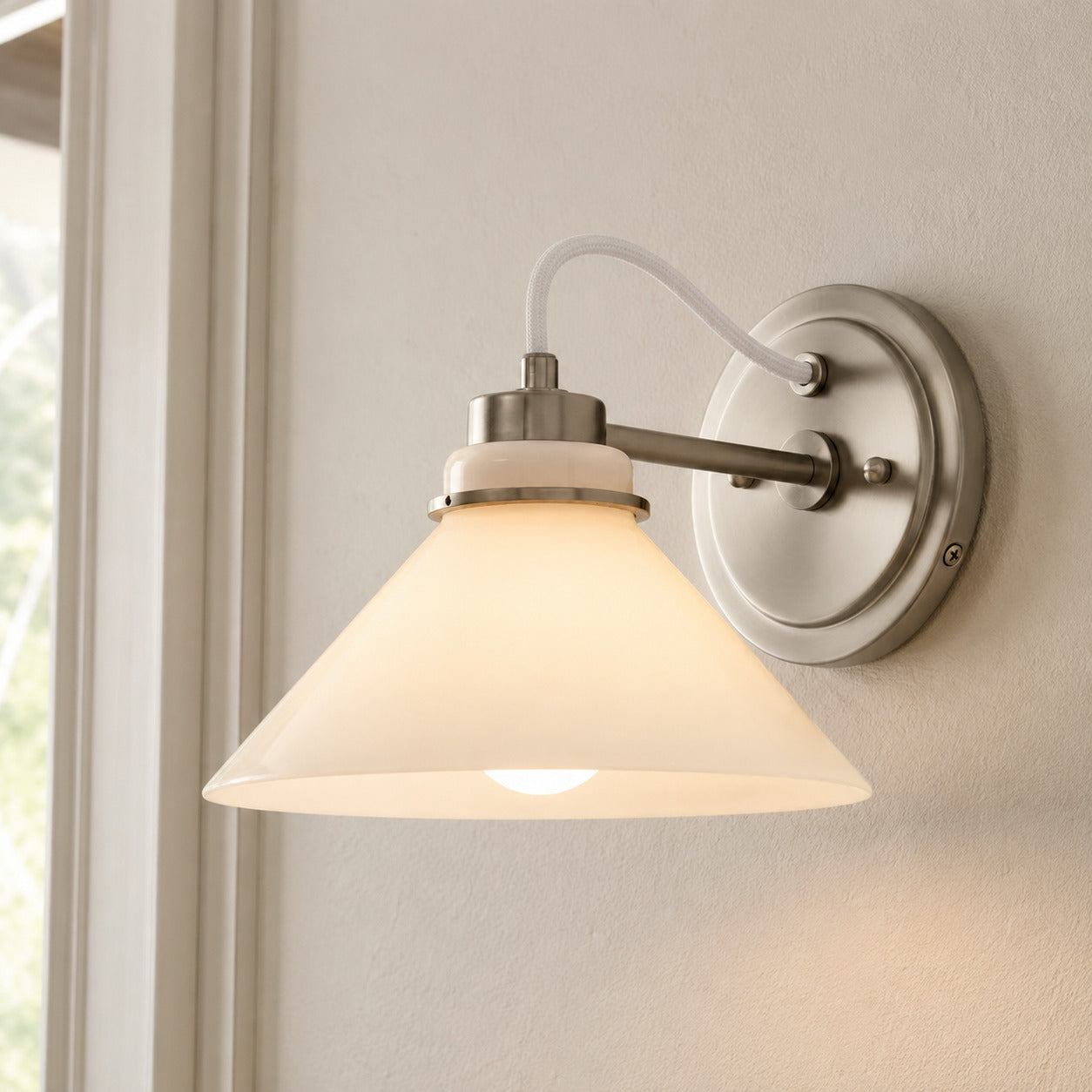 Globe Wandlamp met Gebogen Arm – Moderne Industriële Verlichting voor Badkamer, Slaapkamer en Gang