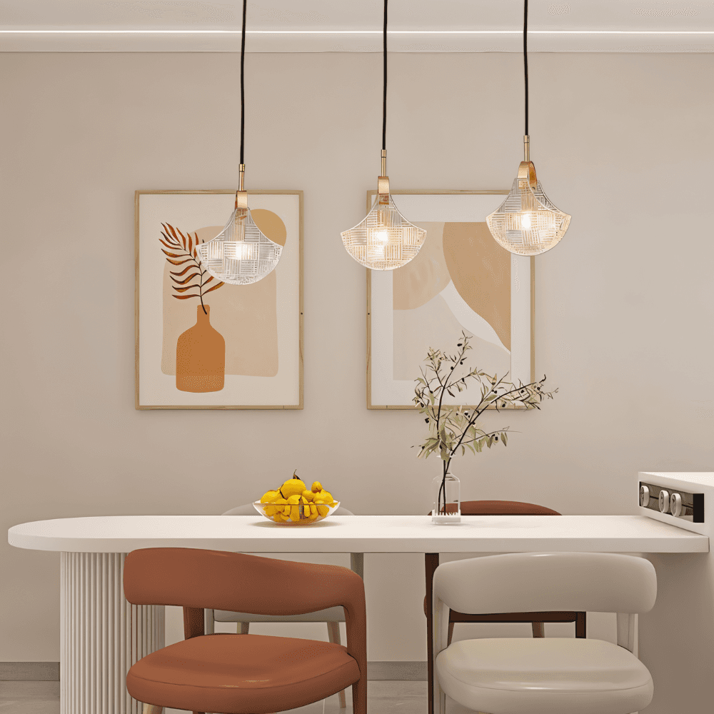 Sculpturale Hanglamp Met Drie Glazen Kappen En Warm Sfeervol Licht