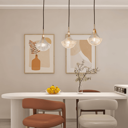 Sculpturale Hanglamp Met Drie Glazen Kappen En Warm Sfeervol Licht