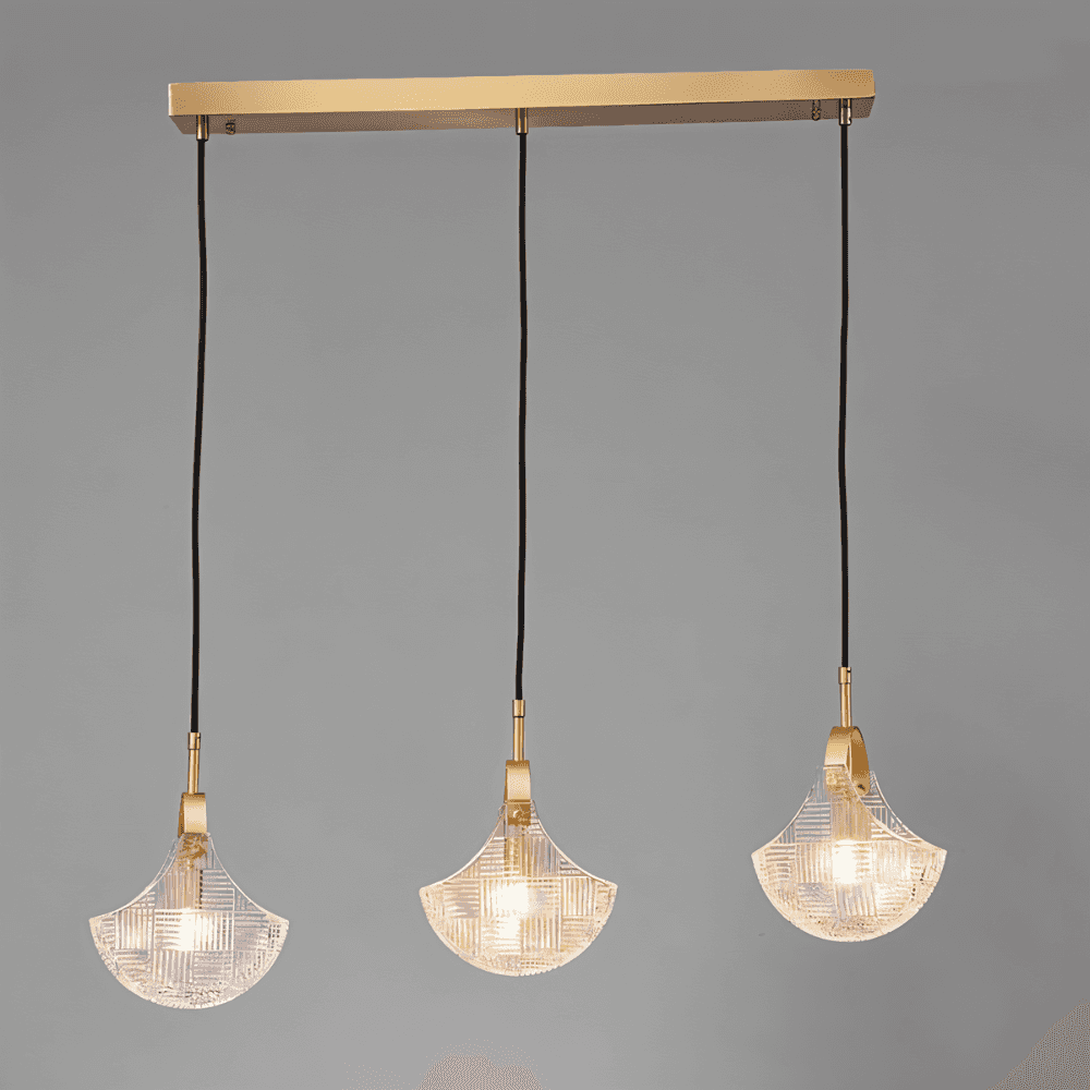Sculpturale Hanglamp Met Drie Glazen Kappen En Warm Sfeervol Licht
