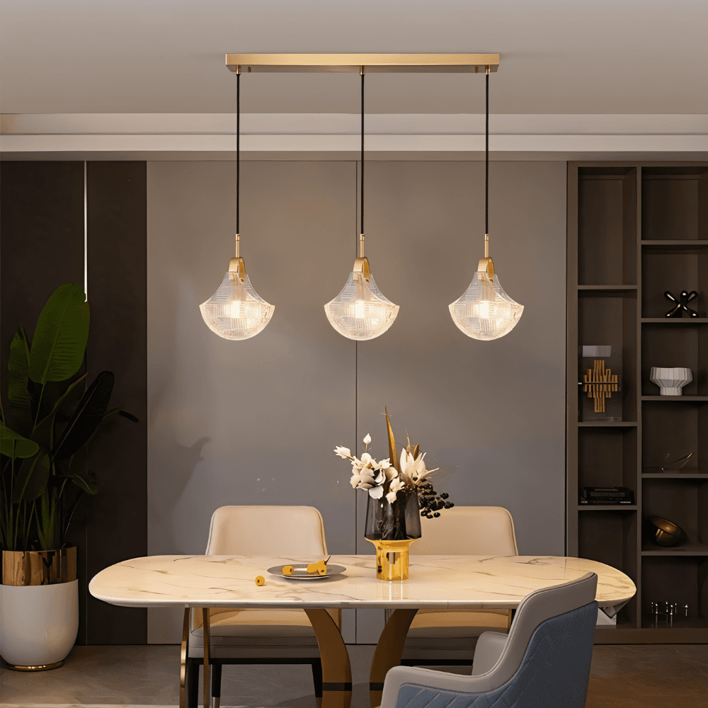 Sculpturale Hanglamp Met Drie Glazen Kappen En Warm Sfeervol Licht