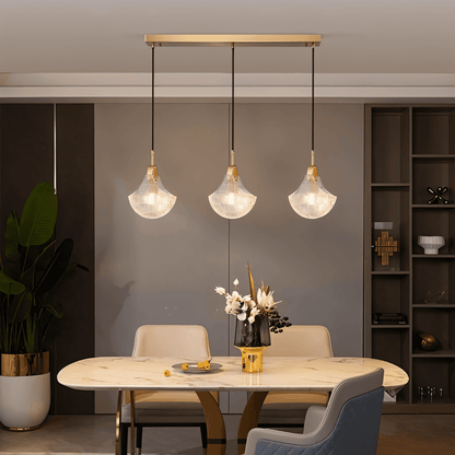 Sculpturale Hanglamp Met Drie Glazen Kappen En Warm Sfeervol Licht