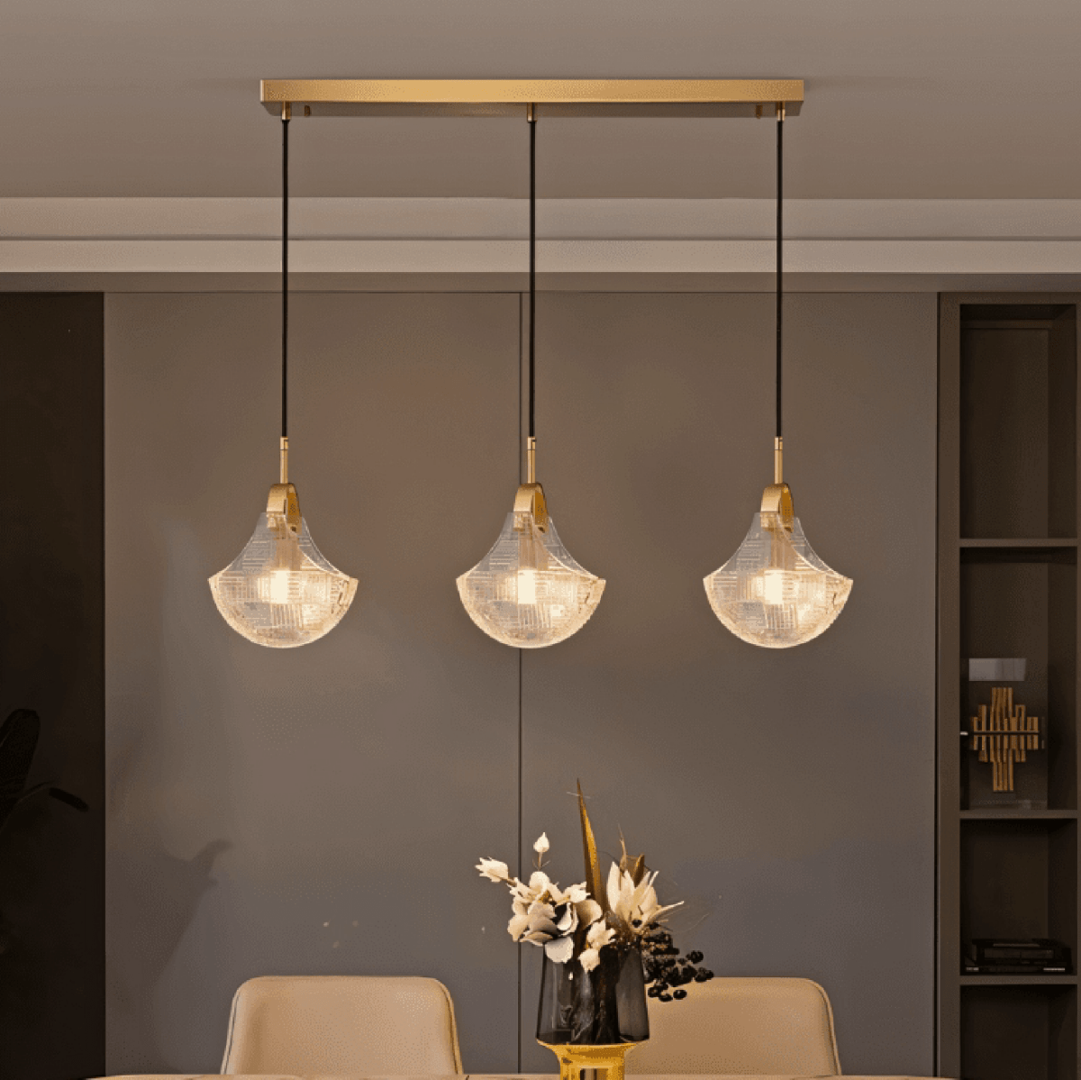 Sculpturale Hanglamp Met Drie Glazen Kappen En Warm Sfeervol Licht