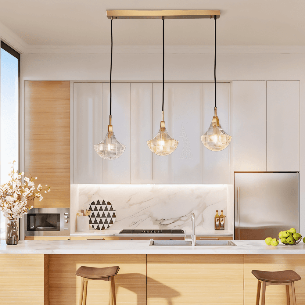 Sculpturale Hanglamp Met Drie Glazen Kappen En Warm Sfeervol Licht
