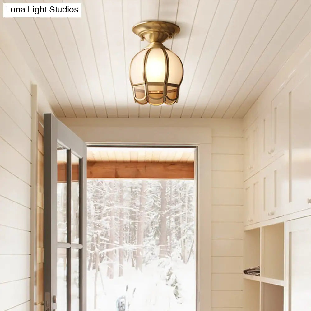 Minimalistisch Messing Plafondlamp met Geschulpte Metalen Kap – Compacte Halfsemi Plafondverlichting voor Hal en Slaapkamer