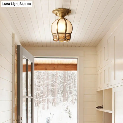 Minimalistisch Messing Plafondlamp met Geschulpte Metalen Kap – Compacte Halfsemi Plafondverlichting voor Hal en Slaapkamer