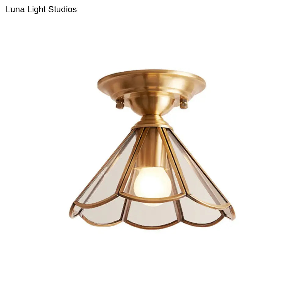 Minimalistisch Messing Plafondlamp met Geschulpte Metalen Kap – Compacte Halfsemi Plafondverlichting voor Hal en Slaapkamer