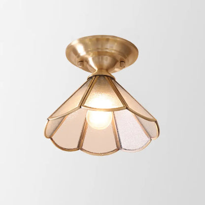 Minimalistisch Messing Plafondlamp met Geschulpte Metalen Kap – Compacte Halfsemi Plafondverlichting voor Hal en Slaapkamer