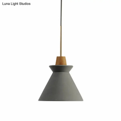 Betonnen Hanglamp met Houten Armatuur – Minimalistisch Design voor Eetkamer